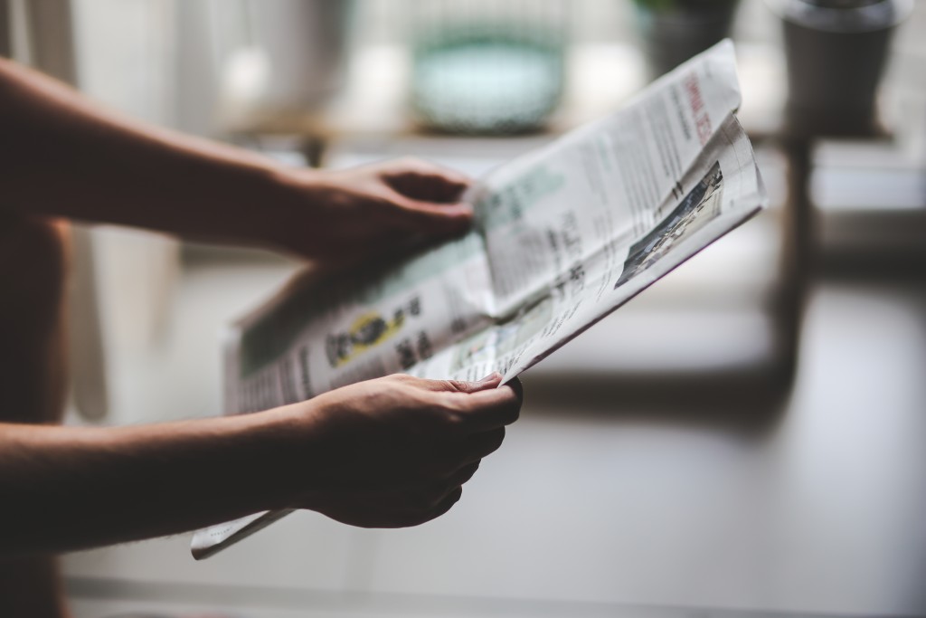 kaboompics.com_Man reading newspaper